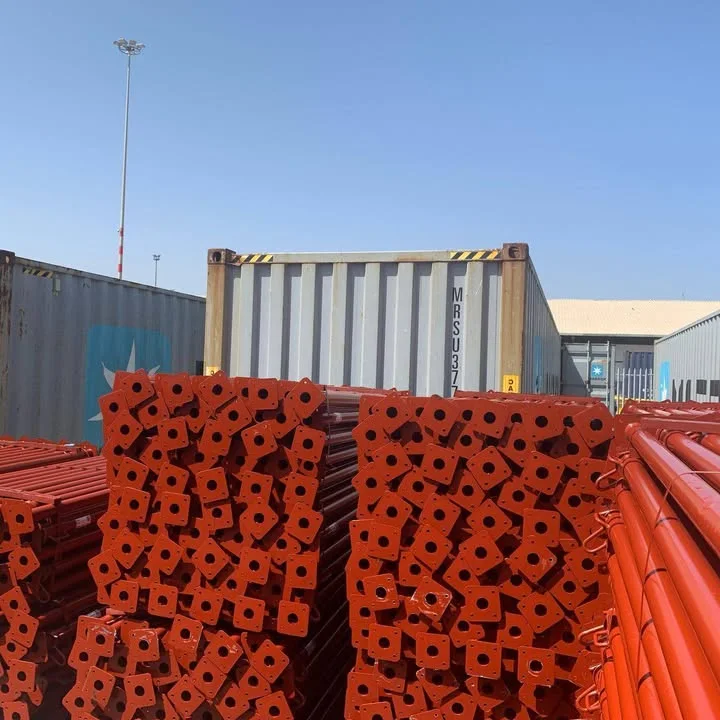 Lots d’étais métalliques peints en orange, prêts à partir (photo Envirobat)
