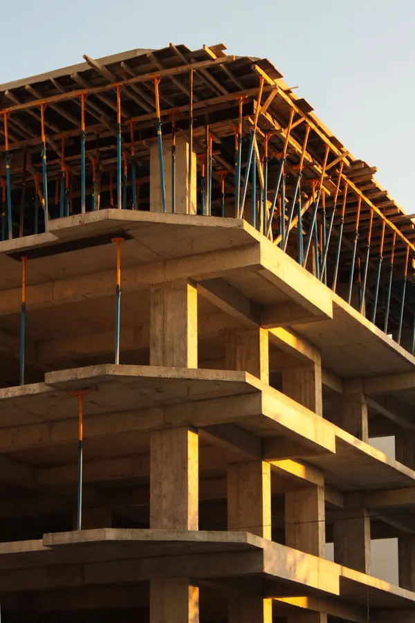 Étais entre les planchers d’un bâtiment