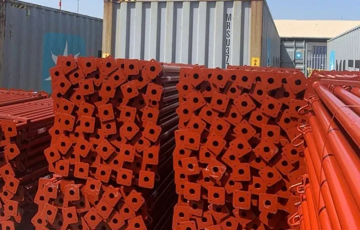 Étais métalliques peints en orange